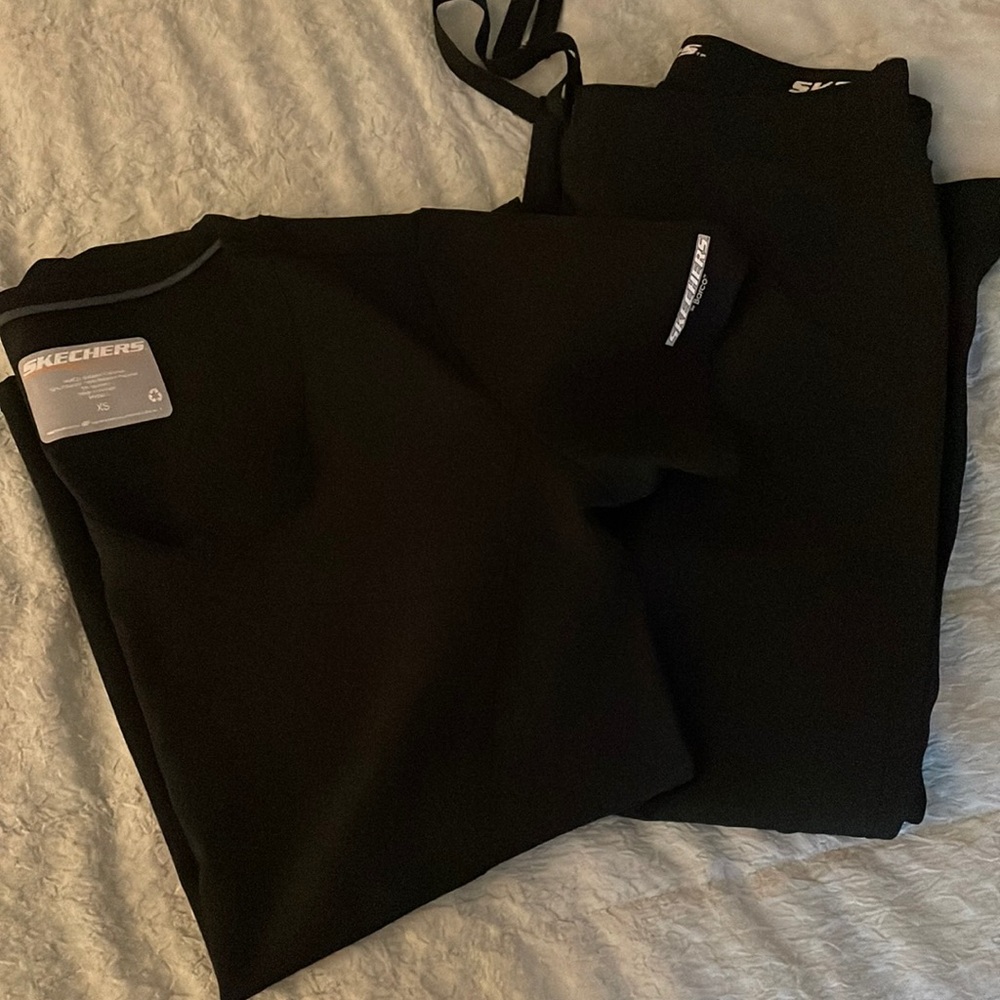 Sketchers scrub set 
Top size XS 
Bottoms size XXS